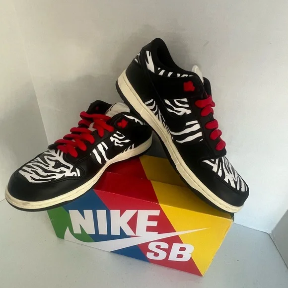 Nike Sb Dunk low og qs Quartersnacks size 8.5 Zebra print new in box.